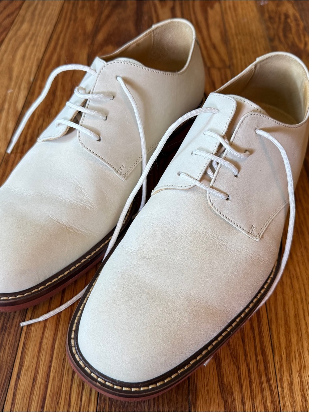 Plain toe Johnston and Murphy Oxfords in White Sheepskin
Off-White